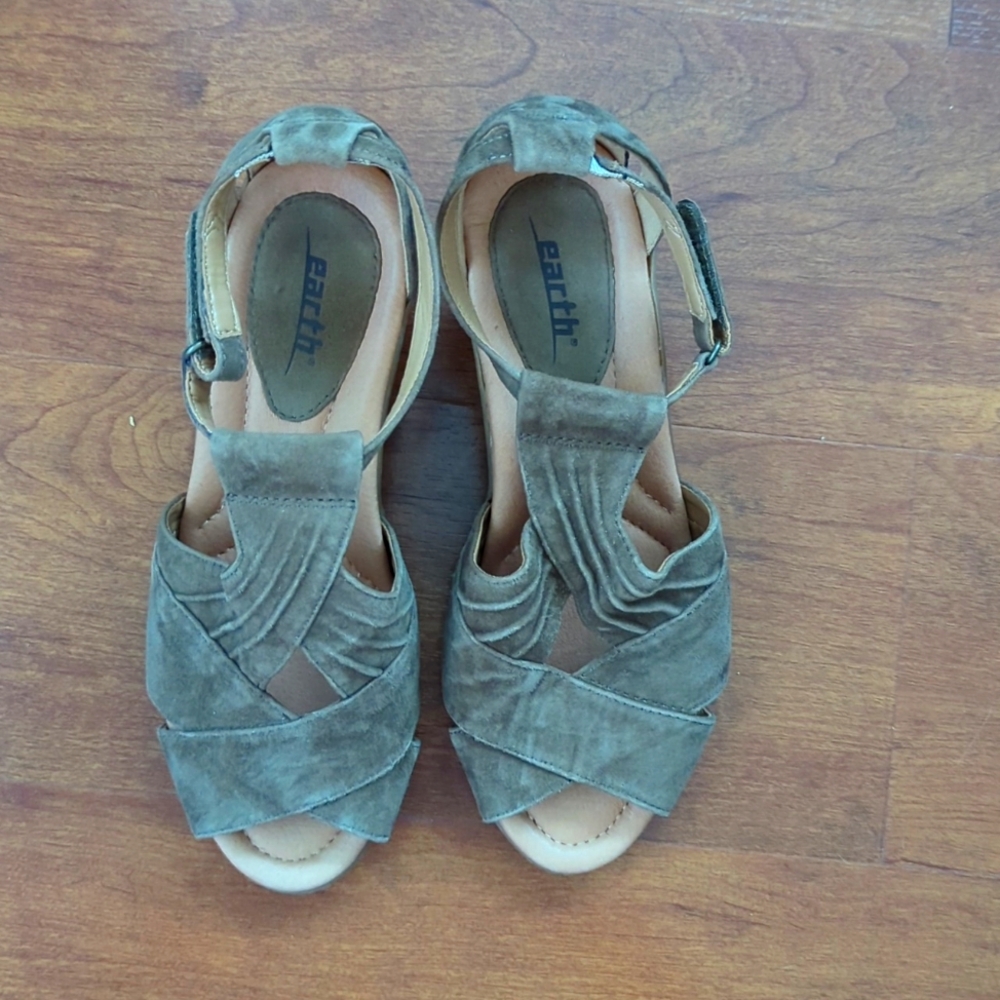 Earth Retro taupe suede wedge sandals wide